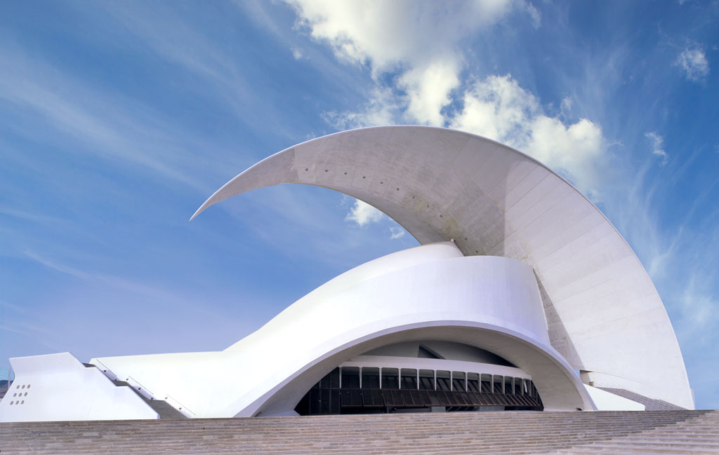 Auditorio de Tenerife con cielo azul y nubes.