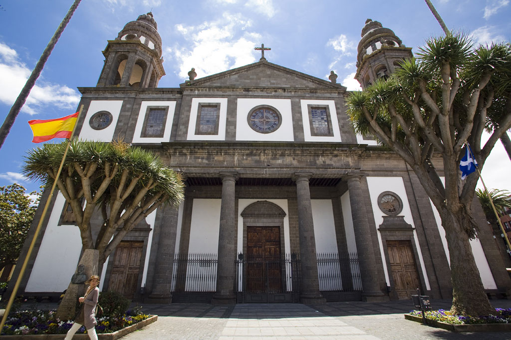 Catedral neoclásica en San Cristóbal de La Laguna, Tenerife, con banderas y árboles.