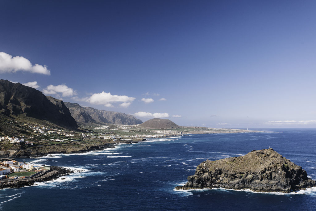 Costa norte y montañas de Tenerife desde un mirador en Garachico.