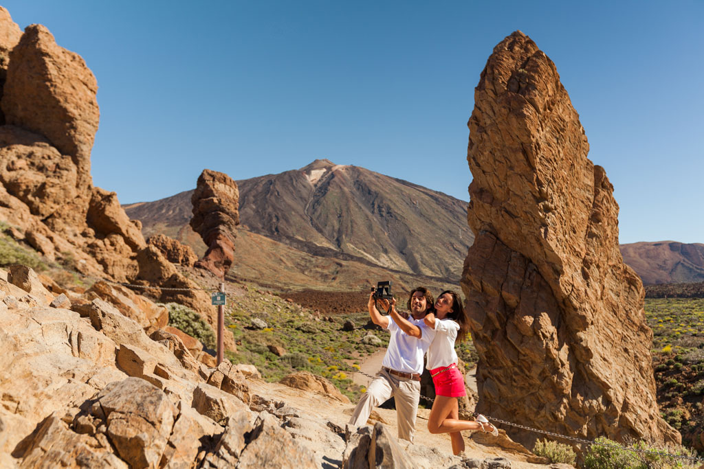 Pareja tomándose una selfie en el Parque Nacional del Teide, Tenerife.