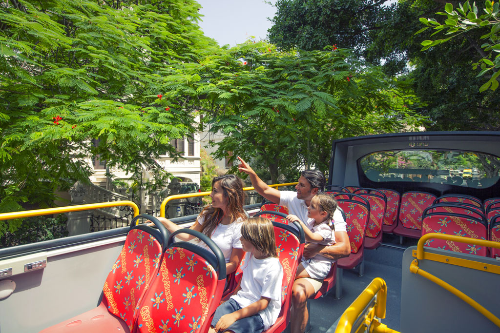 Familia disfruta un recorrido en autobús turístico en Santa Cruz de Tenerife.