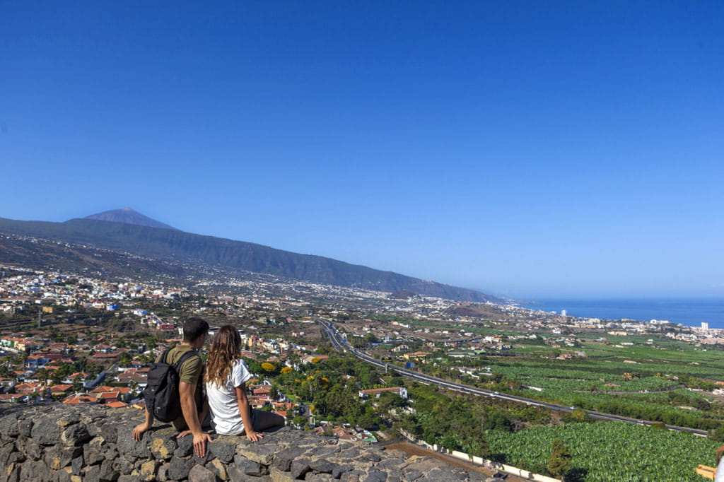 Pareja observando el paisaje del Teide en Tenerife.