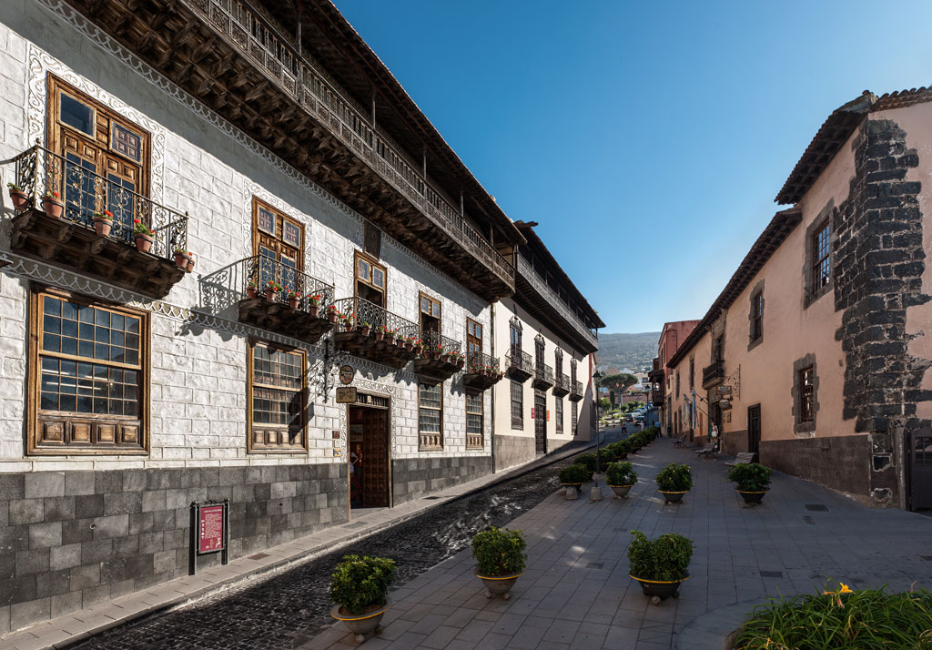 Calle colonial en La Orotava, Tenerife, con balcones tradicionales y cielo despejado.