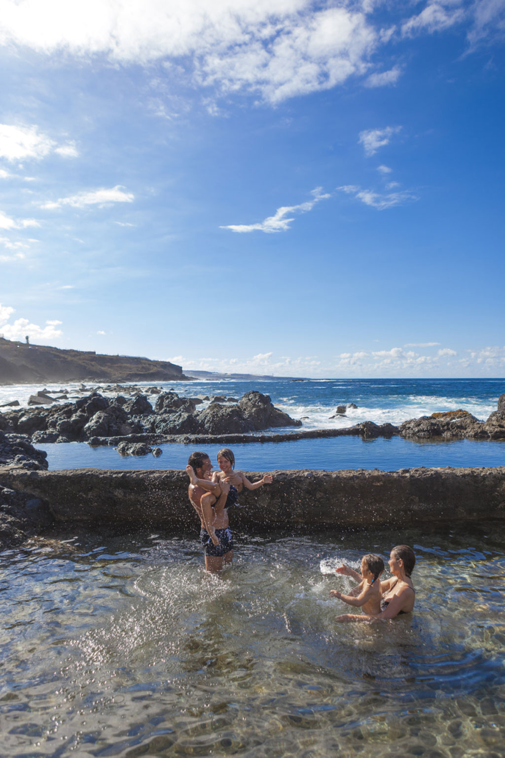 Familia disfrutando en las piscinas naturales de Bajamar, Tenerife.