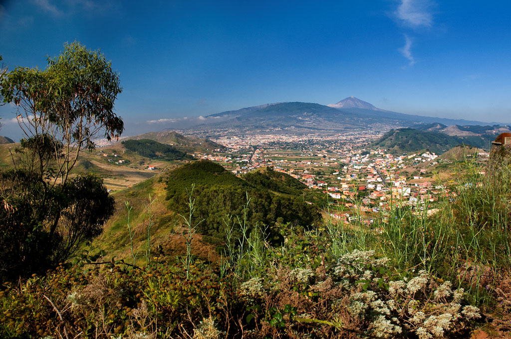 Panorama de San Cristóbal de La Laguna en Tenerife con el Teide al fondo.