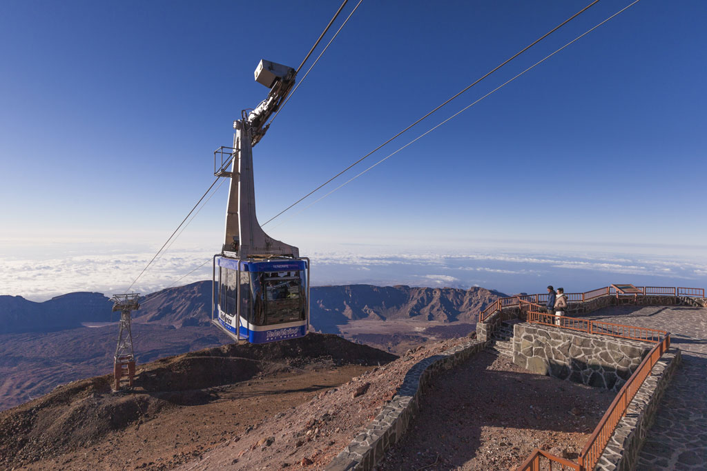 Teleférico del Teide en Tenerife sobre paisaje volcánico y mirador.