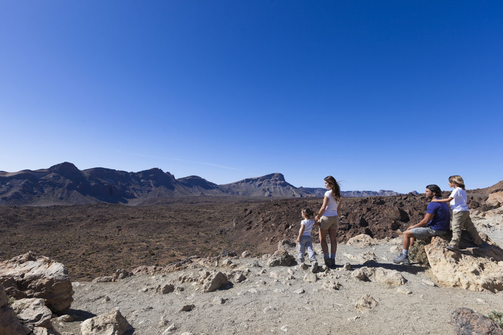 Familia disfrutando del paisaje en el Parque Nacional del Teide, Tenerife.