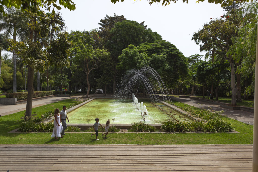 Fuente y visitantes en el Parque García Sanabria, Tenerife.