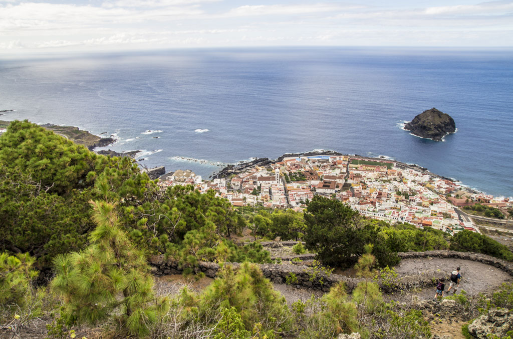 Vista panorámica de Garachico en Tenerife desde las alturas, con el océano de fondo.