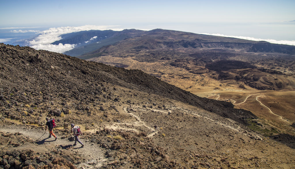 Senderistas en el paisaje volcánico del Parque Nacional del Teide, Tenerife.