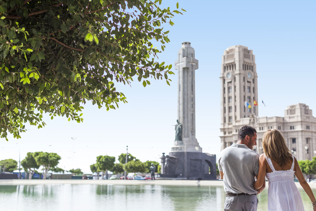 Pareja frente al monumento en la Plaza de España en Tenerife.