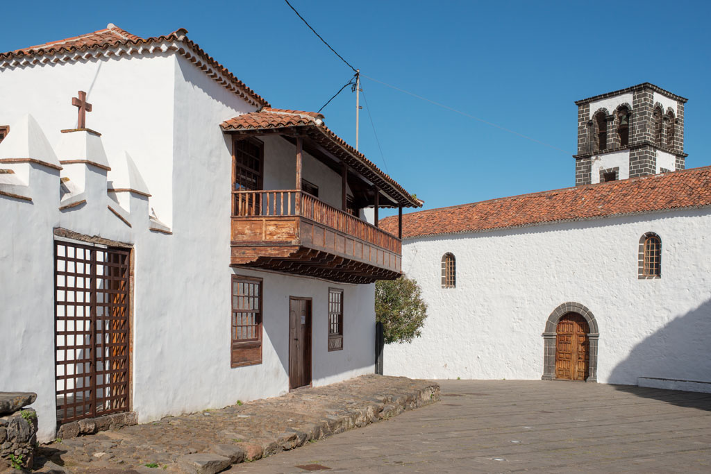 Arquitectura tradicional y torre iglesia en La Laguna, Tenerife, cielo claro.
