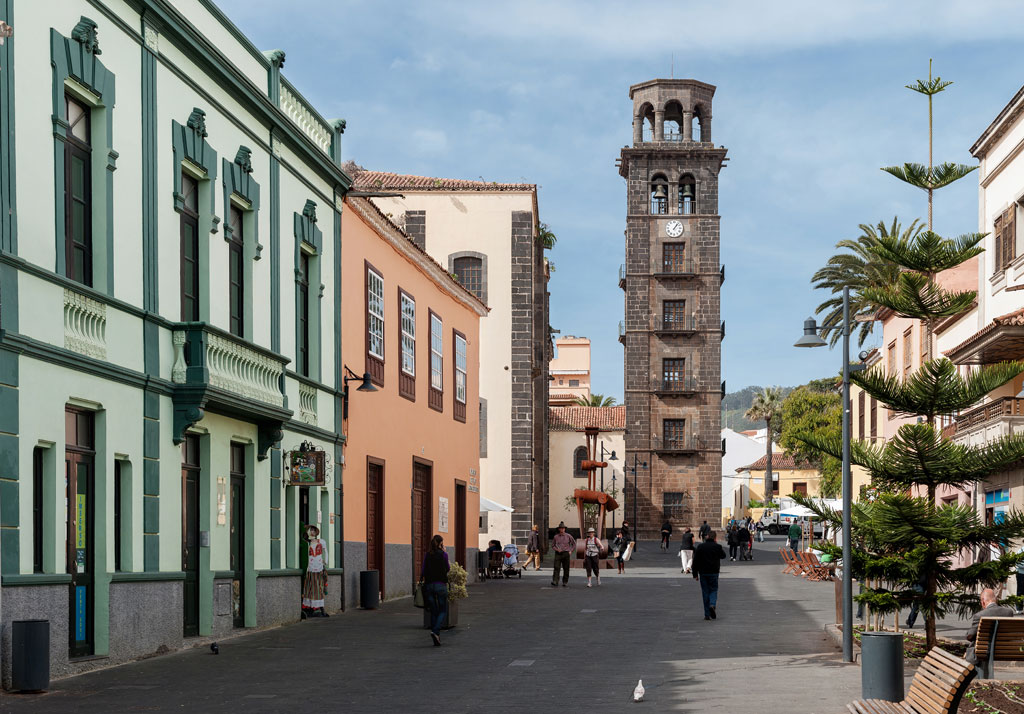 Calle san Cristóbal de La Laguna con torre y edificios a los lados.