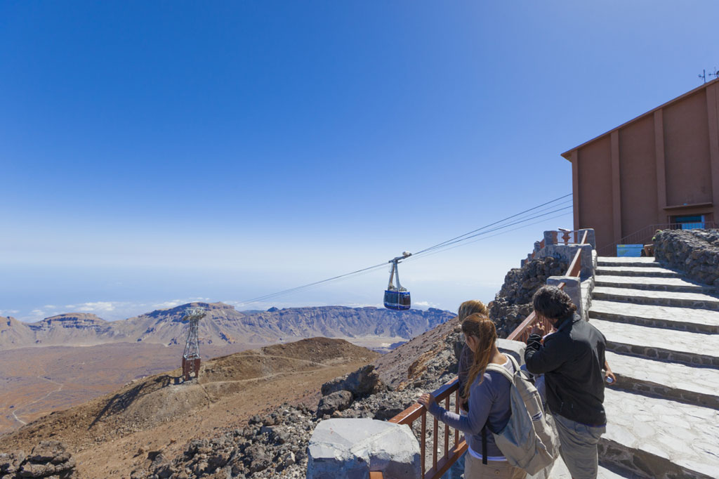Teleférico en el Teide, Tenerife, con turistas observando las montañas y el paisaje.