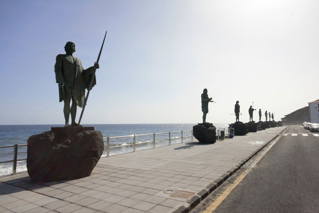 Estatuas de guanches junto al mar en Candelaria, Tenerife.