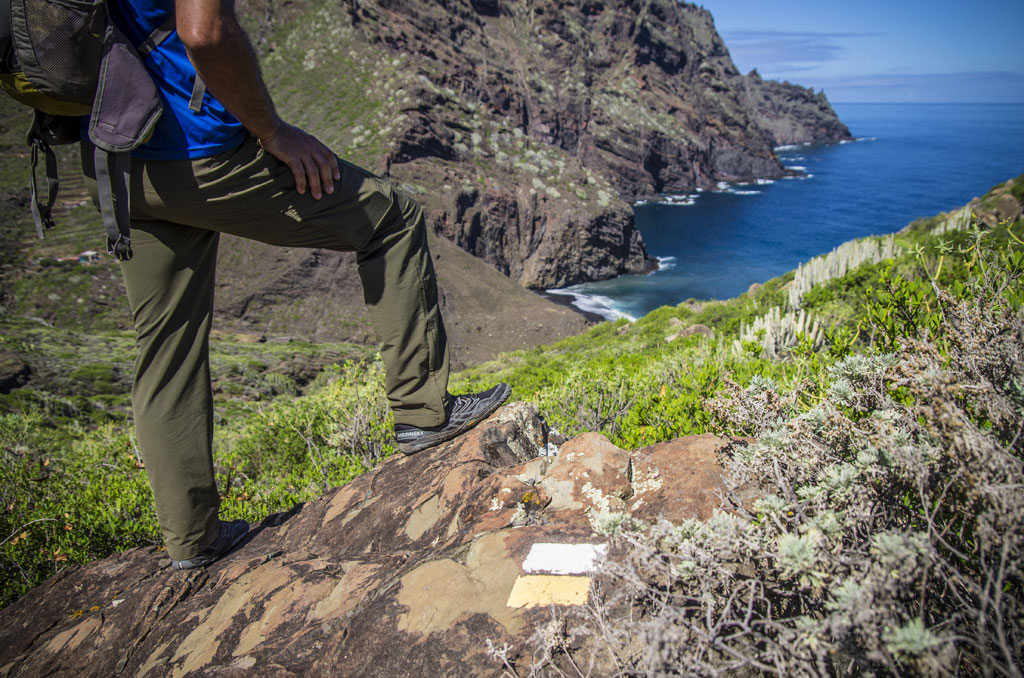 Senderista frente al océano y acantilados en Tenerife.