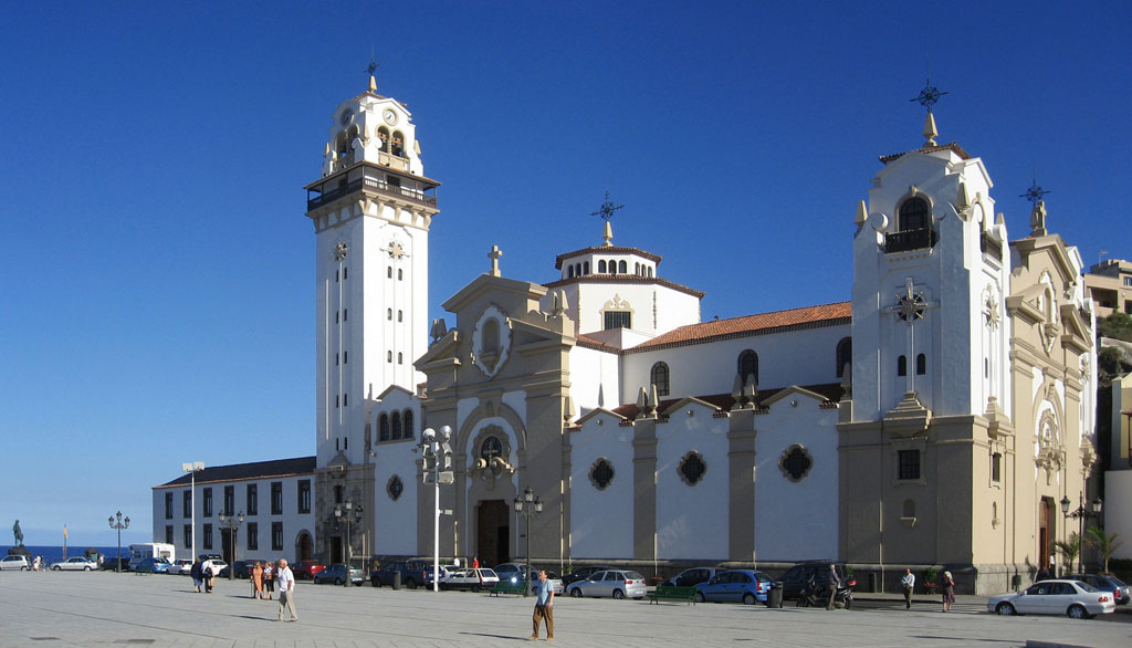 Basílica de Nuestra Señora de Candelaria en Tenerife con cielo despejado.