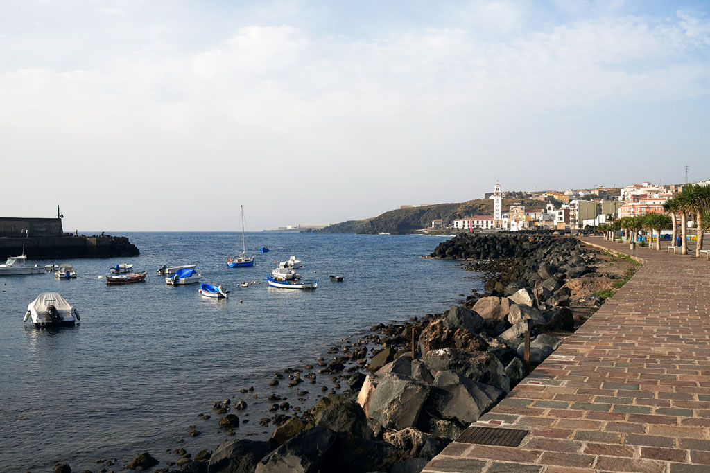 Barcos en el puerto y paseo marítimo en Candelaria, Tenerife.