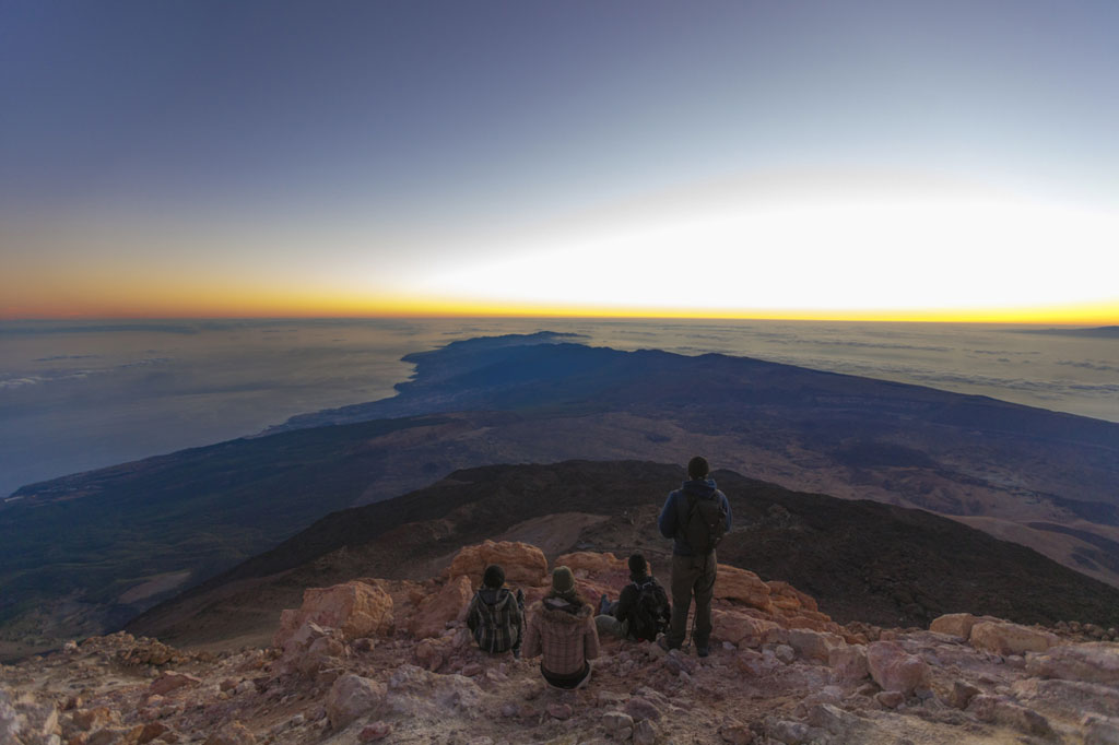 Personas viendo el amanecer desde el Teide, Tenerife.