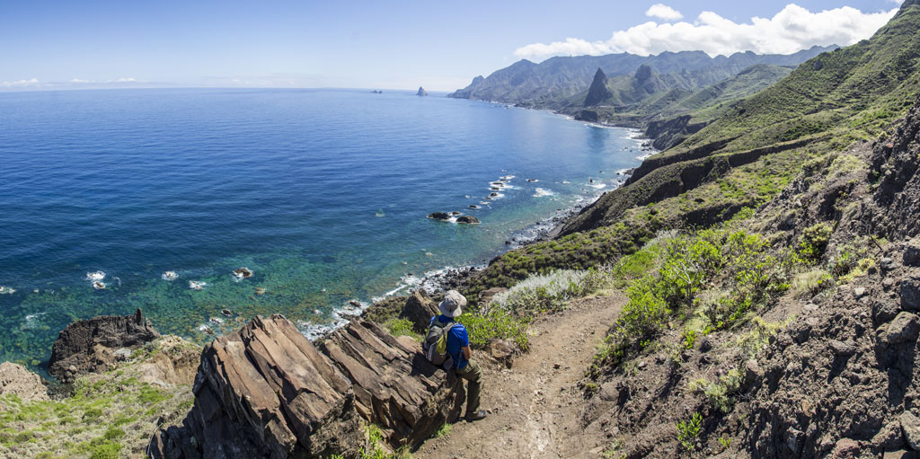 Sendero costero con vistas al océano y montañas en Tenerife.