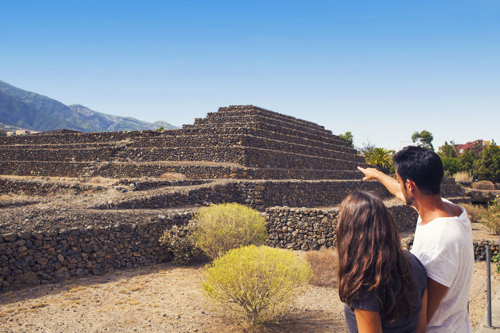 Pareja observando las pirámides de piedra en Güímar, Tenerife.