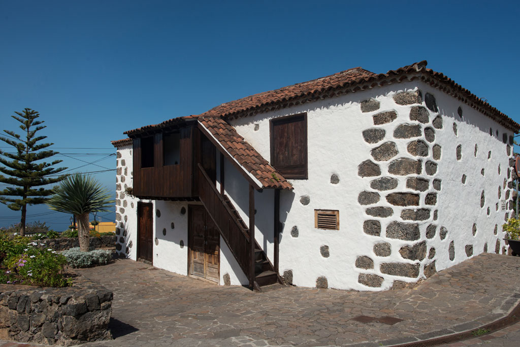 Casa tradicional de piedra y madera en La Orotava, Tenerife, con escaleras exteriores.