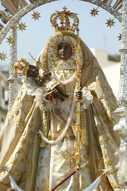 Virgen del Carmen con corona y manto, sosteniendo al niño Jesús, en Tenerife.
