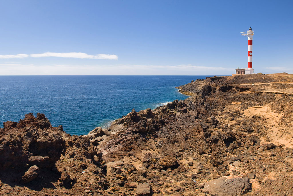 Faro de Punta de Teno en la costa rocosa de Tenerife, junto al océano Atlántico.