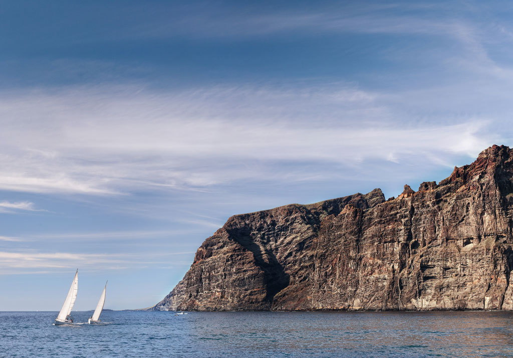 Veleros navegando frente a los acantilados de Los Gigantes, Tenerife.