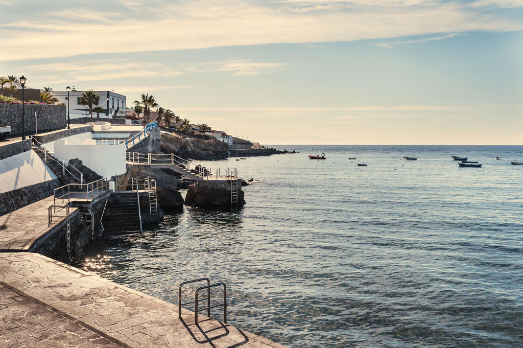 Paseo marítimo con barandas y escaleras en Puerto de Santiago, Tenerife.
