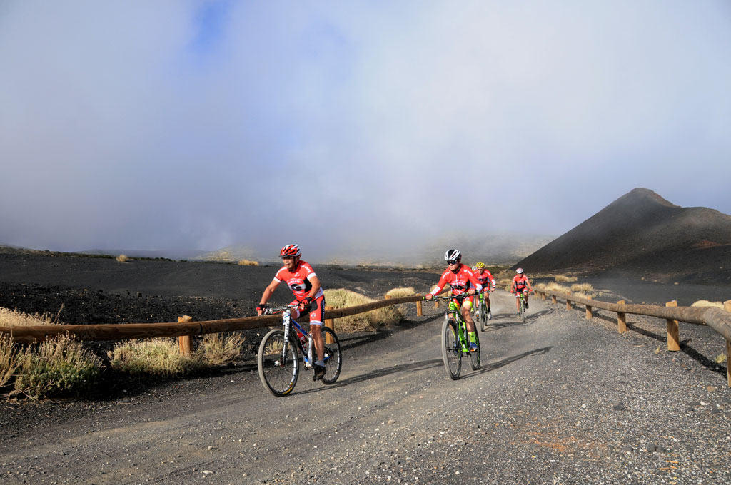 Ciclistas en ruta volcánica en Tenerife.
