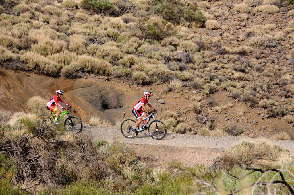 Ciclistas en camino de tierra en el Parque Nacional del Teide, Tenerife.