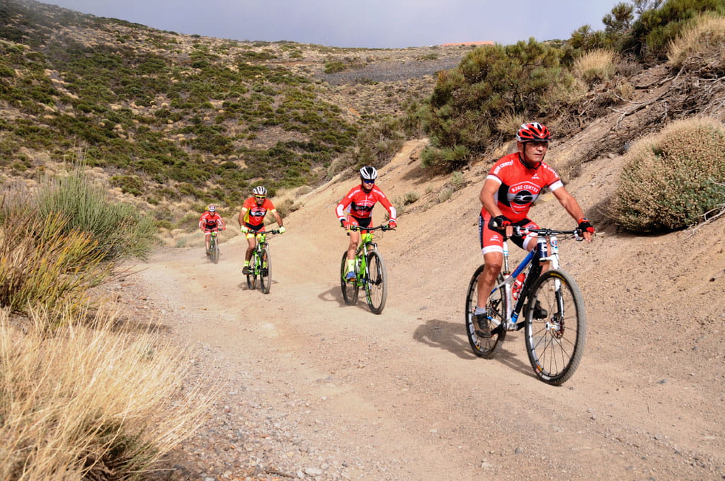 Ciclistas en sendero de montaña en Tenerife.