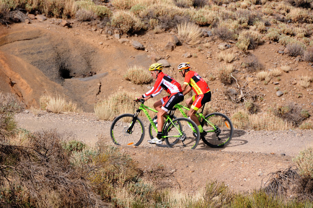 Ciclistas en camino de tierra en Tenerife.