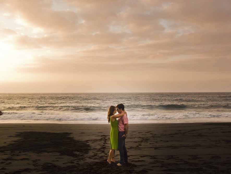 Pareja abrazándose al atardecer en una playa de Tenerife.