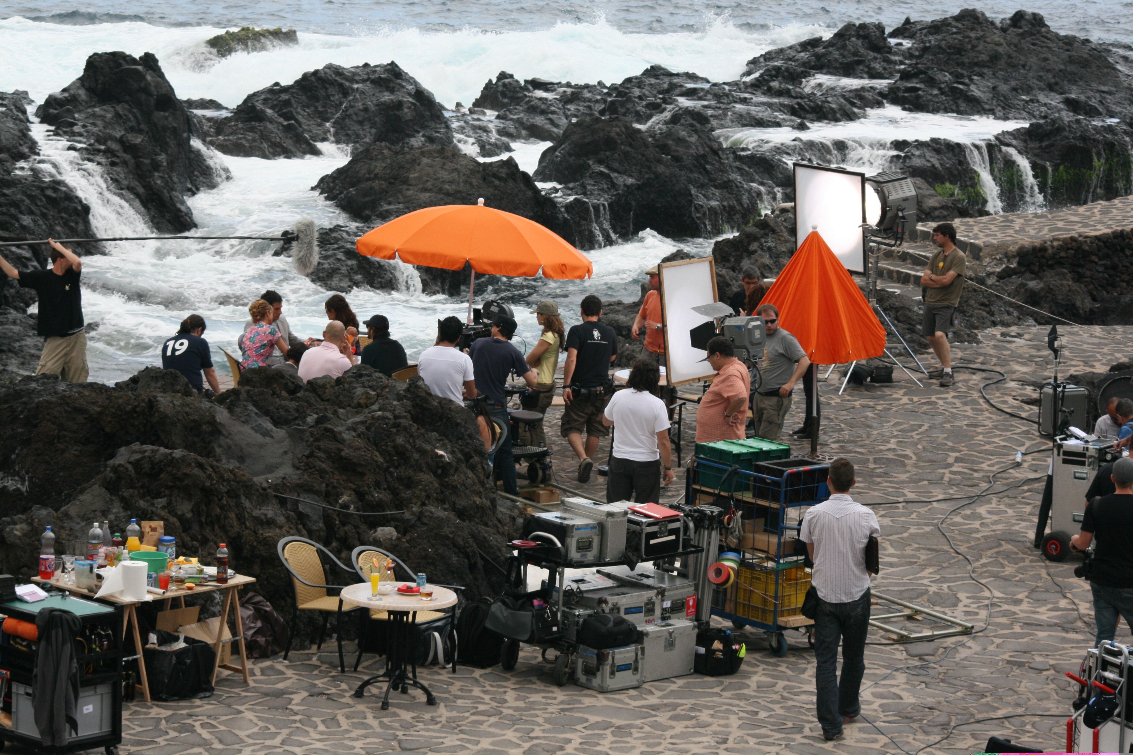 Rodaje de una película junto al mar en Garachico, Tenerife, con equipo técnico y equipo de filmación.