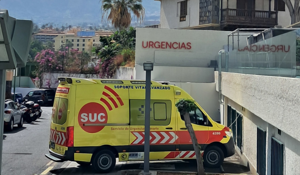 Ambulancia SUC estacionada en entrada de urgencias en Tenerife.