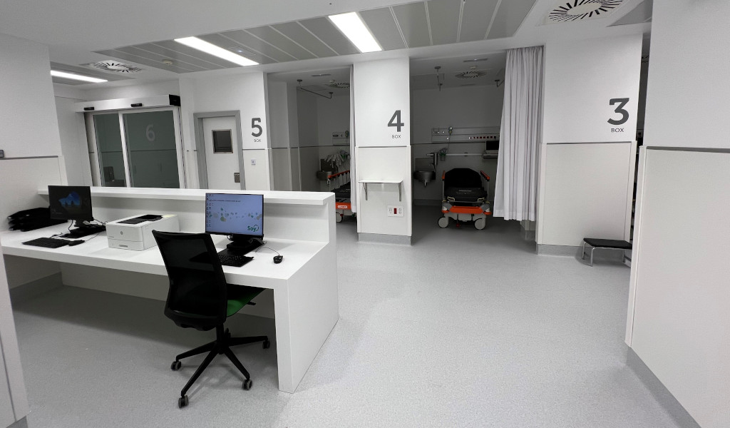 Sala médica en Tenerife con boxes numerados y escritorio con computadora.