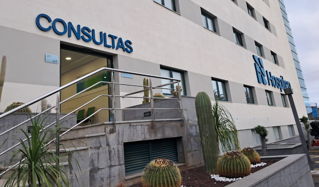 Entrada de consultas del hospital con cactos en Tenerife.