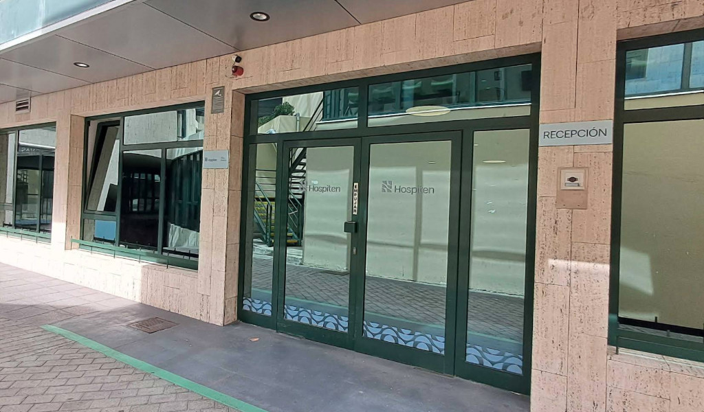 Entrada de Hospiten, con letrero de Recepción, en Santa Cruz de Tenerife.