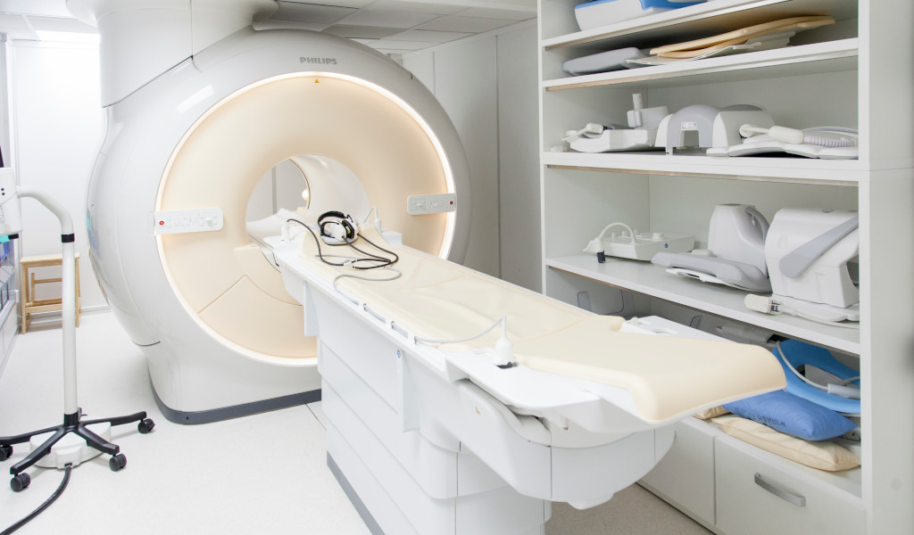 Resonancia magnética en centro médico de Tenerife con equipos especializados.