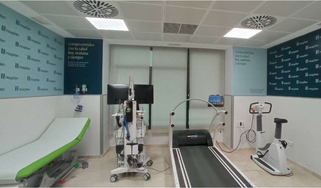 Equipamiento médico en sala de hospital en Tenerife; texto: Comprometidos con tu salud hoy, mañana y siempre.