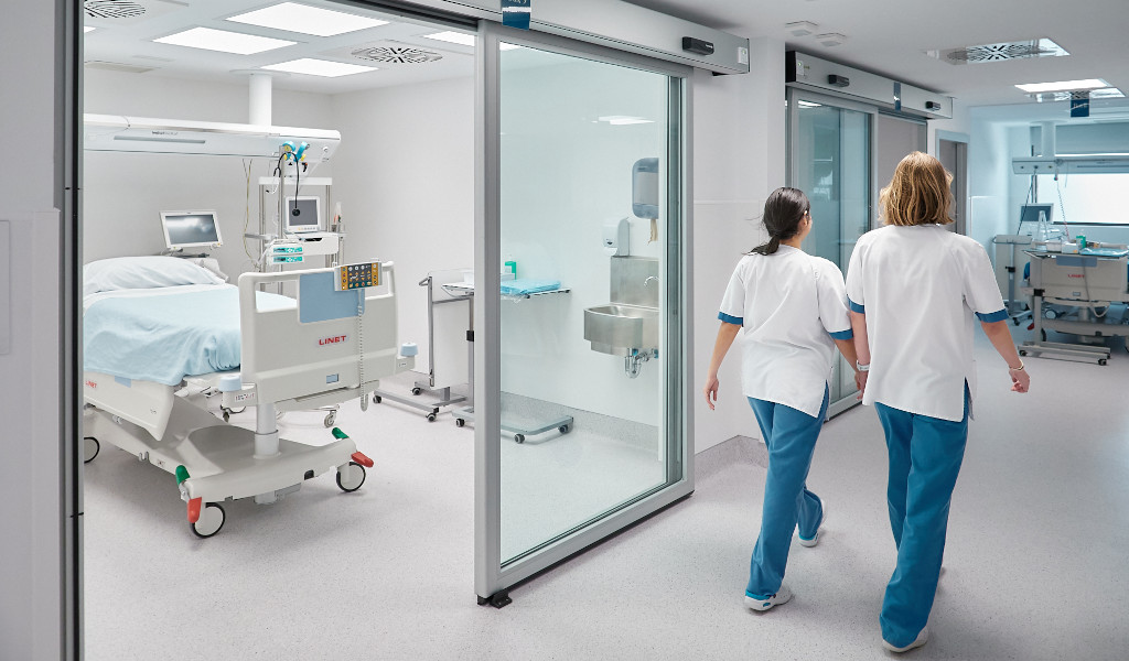 Personal médico caminando por un pasillo de hospital en Tenerife.