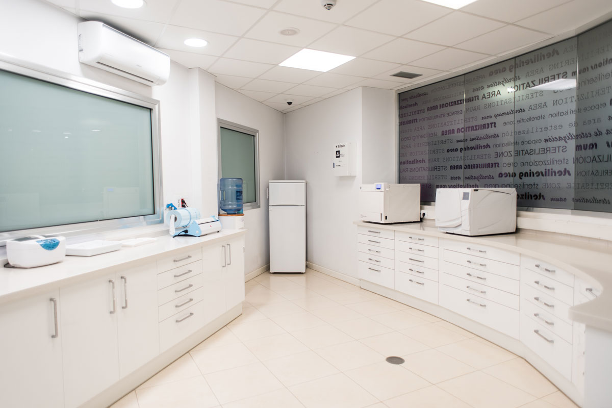 Laboratorio médico en Tenerife con equipos y muebles blancos.