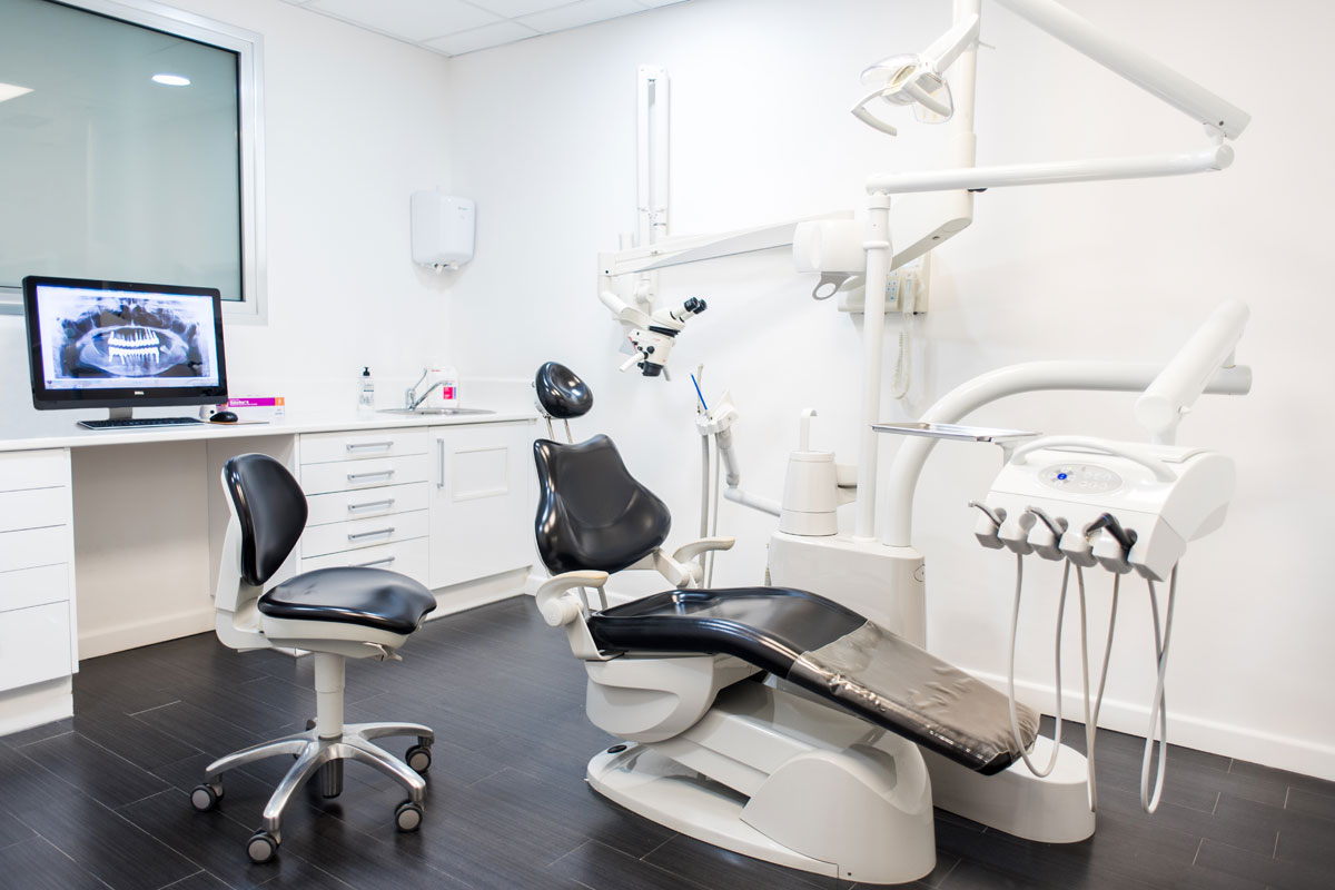 Consultorio dental moderno en Tenerife con sillón odontológico y equipo especializado.
