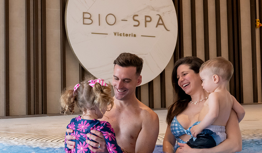 Familia con niños pequeños en piscina del Bio-Spa Victoria en Tenerife.