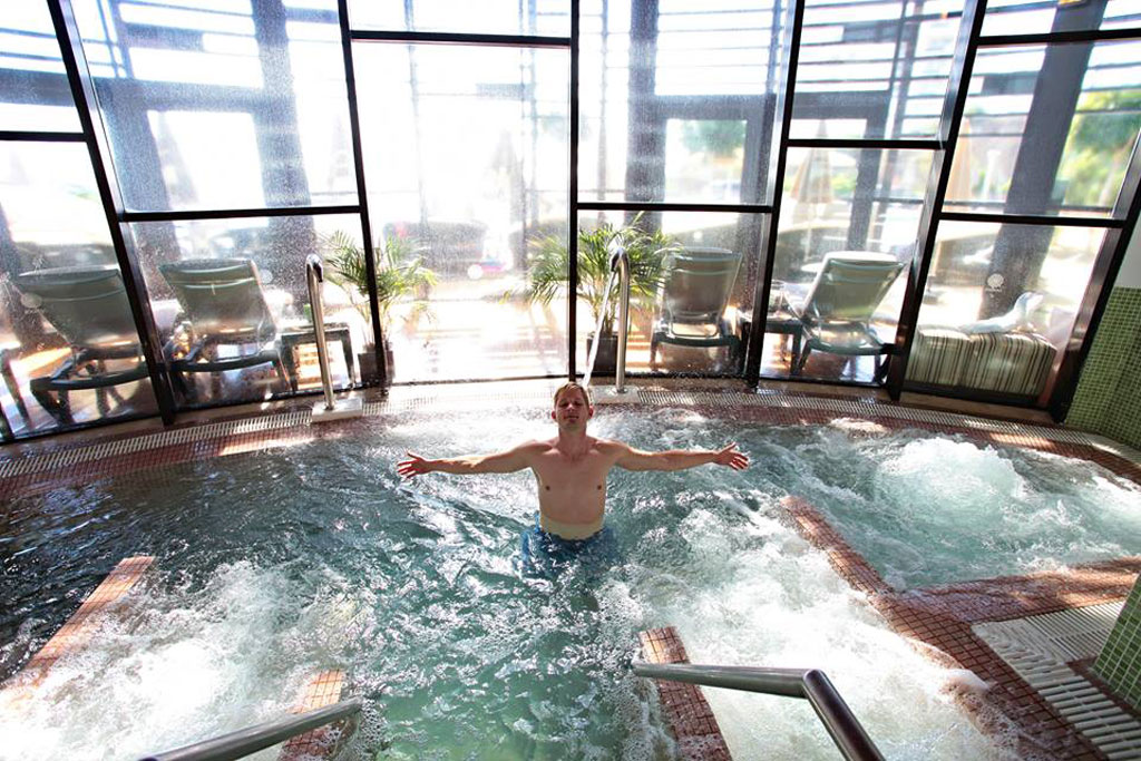 Persona disfrutando de una piscina de hidromasaje en spa de Tenerife.