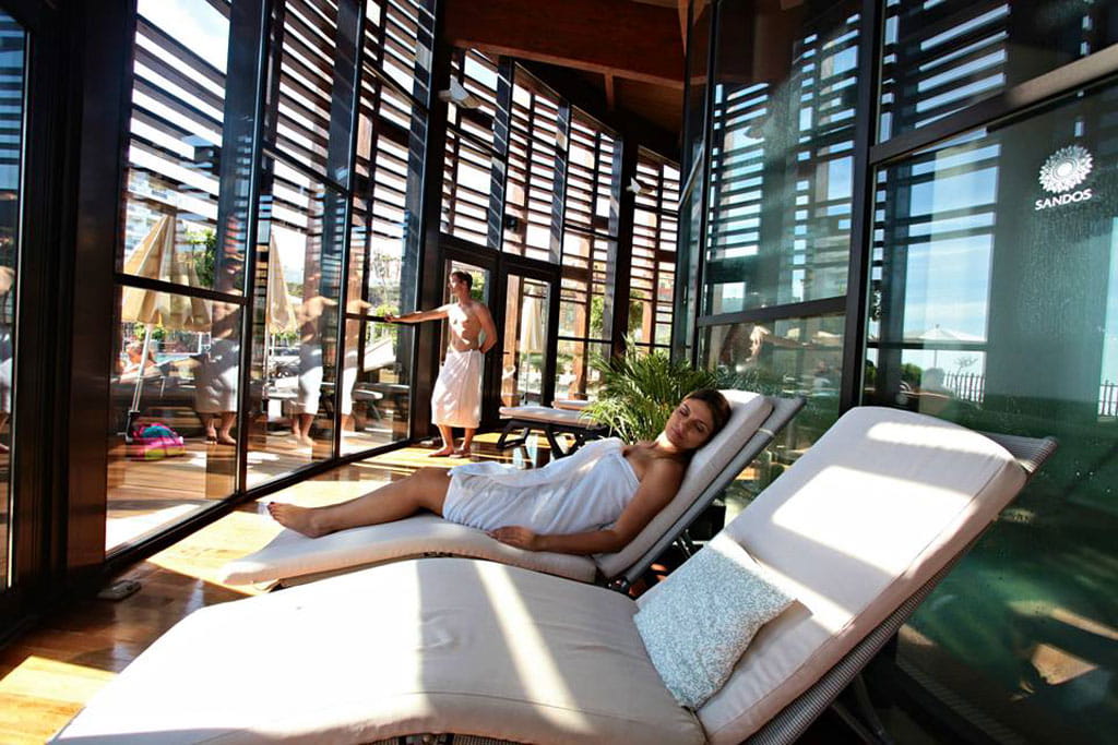Persona descansando en tumbona en spa de Sandos en Tenerife.
