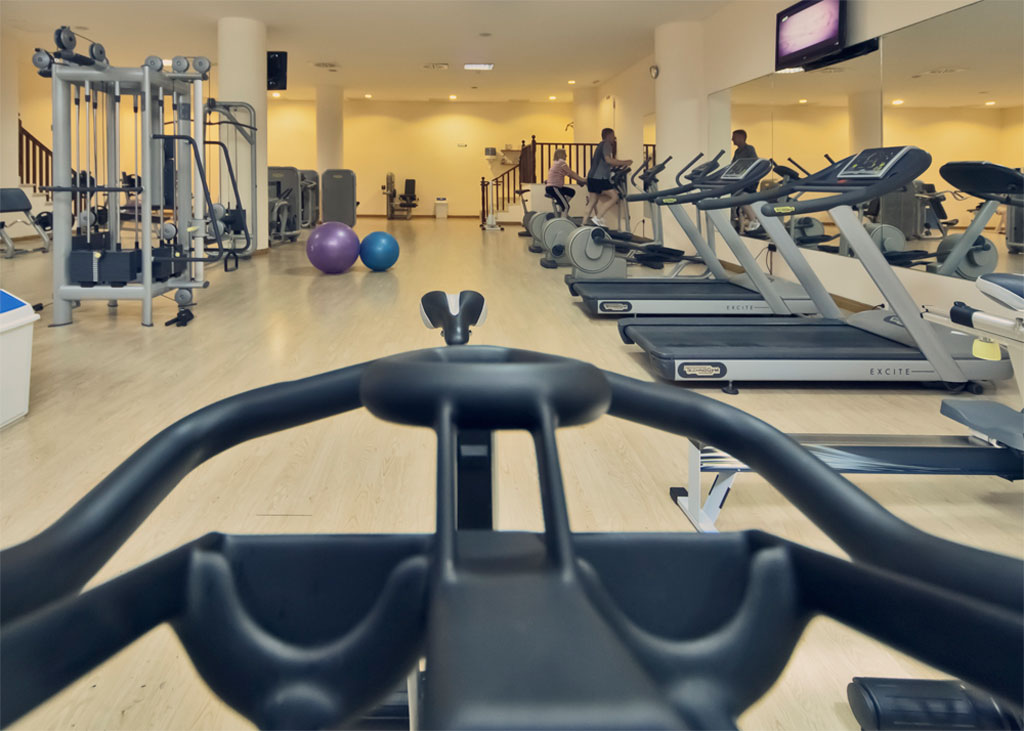 Gimnasio en Tenerife con cintas de correr y máquinas de ejercicio.