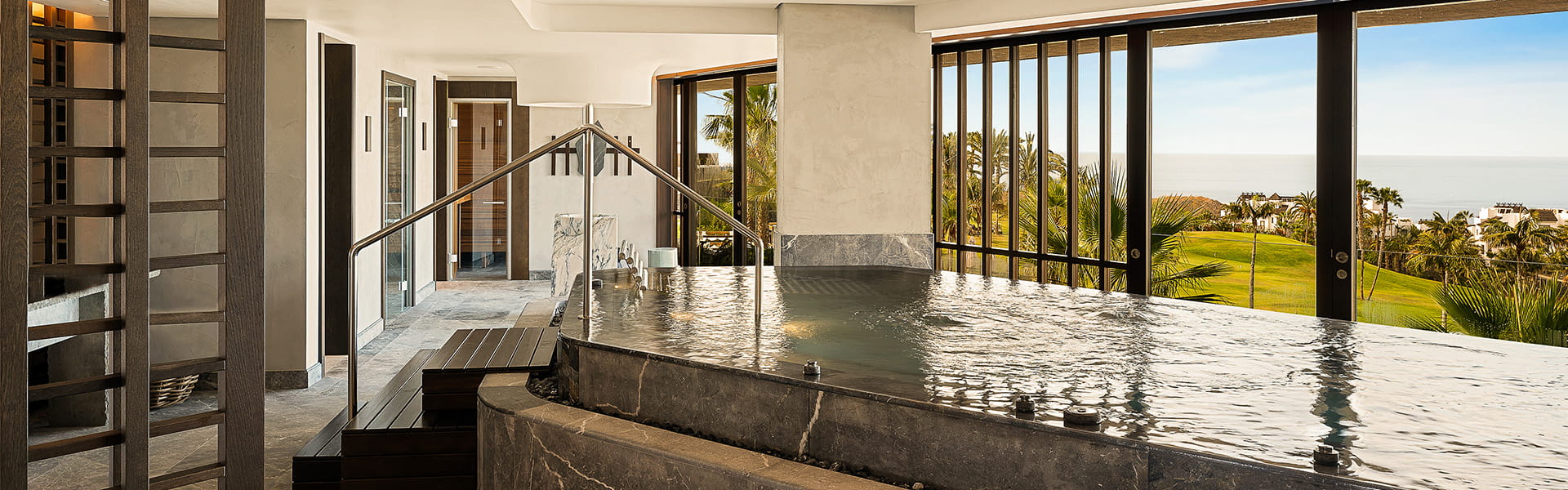 Piscina con vistas a jardín y al mar